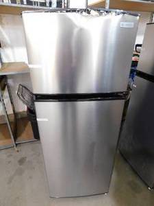 lot 99 image: New Scratch & Dent Vissani 7.1 cu. ft. Top Freezer Refrigerator in Stainless Steel Look