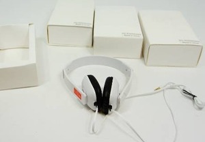 lot 39 image: Lot of 4 Headphones