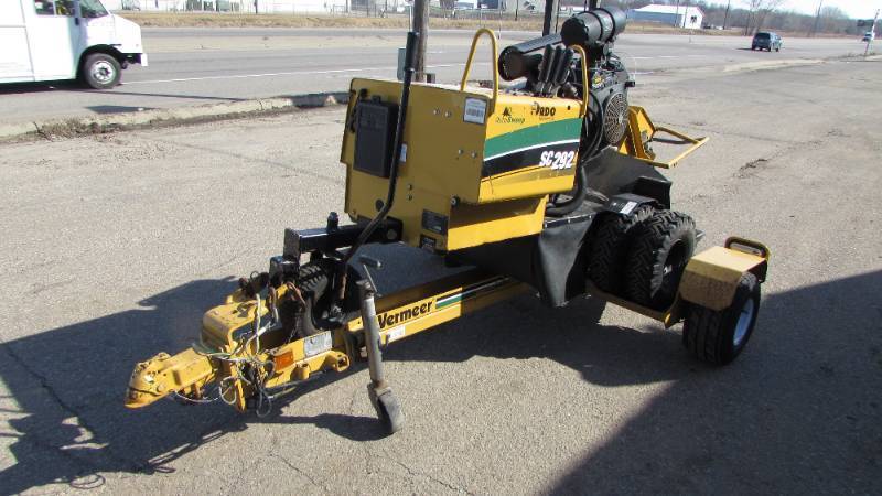 lot 17 image: 2016 Vermeer SC292 Stump Grinder with 2005 Custom Trailer