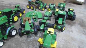 lot 35 image: Lot of Collectible Toys