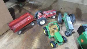 lot 42 image: Collectable Toy Lot