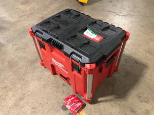 lot 32 image: Milwaukee  PACKOUT 22 in. Modular XL Tool Box Customer Returns See Pictures