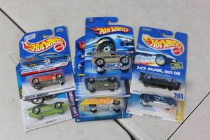 lot 125 image: NEW - 7 Hotwheels Cars