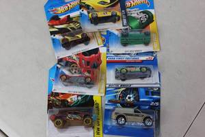 lot 126 image: NEW - 7 Hotwheels Cars