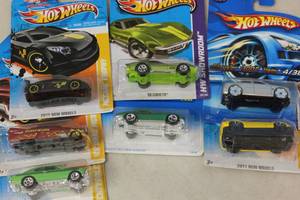 lot 127 image: NEW - 7 Hotwheels Cars