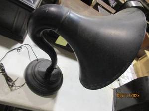 lot 3 image: Antique phonograph speaker bell