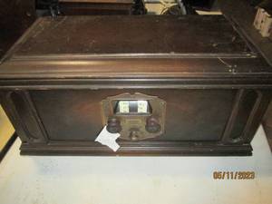 lot 6 image: FADA Radio