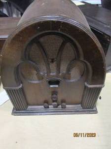lot 10 image: Philco Tube Antique Radio