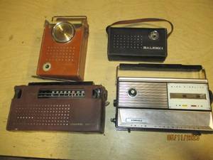 lot 15 image: 4 Antique Radios