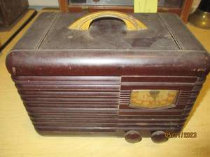 lot 17 image: Vintage tube radio