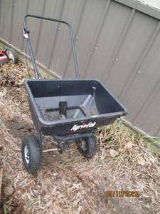 lot 52 image: Agri-afab seedfertilizer spreader.