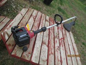 lot 57 image: Homelite Trim N Edge gas powered weed whip