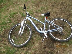 lot 70 image: Womens Schwinn Ranger mountain bike