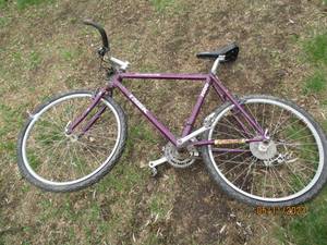 lot 71 image: Mens aluminum Trek 7000 bike.