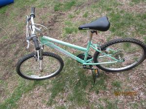 lot 75 image: Roadmaster granite pink mountain bike