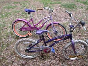 lot 76 image: Pair of purple girls Huffy bikes.