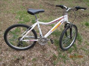 lot 77 image: Womens aluminum Mongoose Silva bike