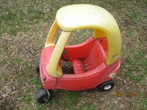 lot 86 image: Little Tikes plastic car