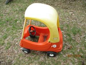 lot 87 image: Little Tikes plastic car