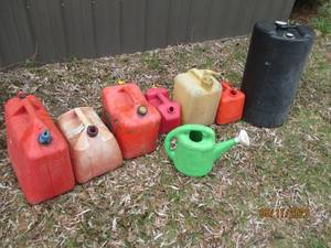 lot 91 image: Lot of gas cans, sprinkler more