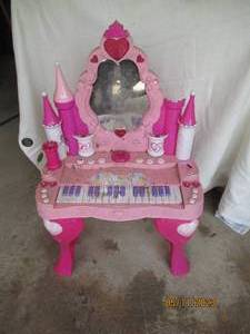 lot 403 image: Disney princess battery operated pi...