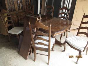 lot 48 image: elegant table set
