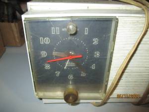 lot 415 image: Vintage 1962 RCA Victor clock radio...