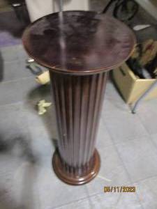 lot 428 image: 32 wood pilar style plant or displ...