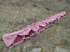 lot 429 image: Long curtain rod with decorative va...