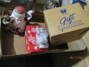 lot 433 image: Avon gift collection Christmas deco...