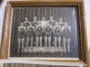 lot 198 image: Vintage 1940s Basketball Team Phot...