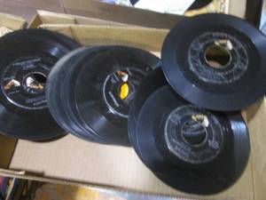 lot 520 image: 16 Elvis Presley 45s ...