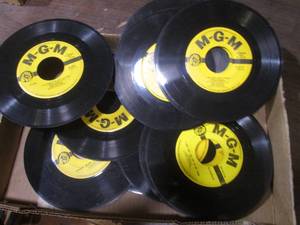 lot 521 image: 15 Hank Williams 45s...