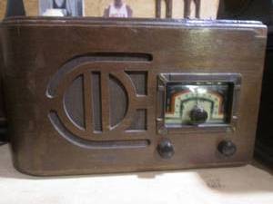 lot 37 image: Northland branded antique radio set.