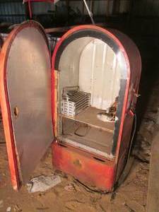 lot 101 image: Vintage Coca-Cola Machine...