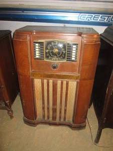 lot 105 image: Antique Wood Cabinet Zenith Tube Ra...