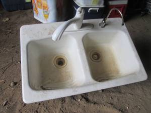 lot 133 image: Kohler Kitchen Sink with Faucets 33...