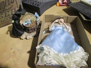 lot 237 image: Wizard of Oz snow globe