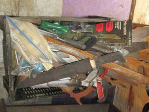 lot 243 image: Crate of assorted hand saws