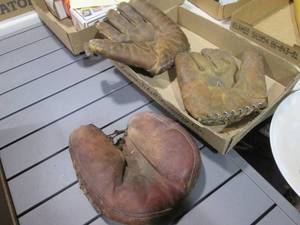 lot 302 image: Lot of Vintage leather baseball glo...