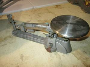 lot 321 image: Metal Vintage Ohaus manual weighing...