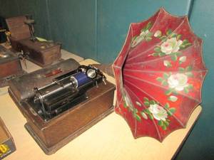 lot 472 image: Beautiful hand painted Edison cylin...