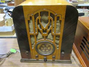 lot 489 image: Antique Radio set...