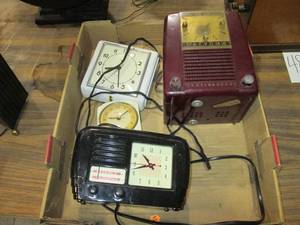 lot 490 image: Variety lot of antique clocks and r...