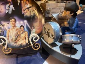lot 021 image: Ringo Drum figure and commemorative Elvis plate