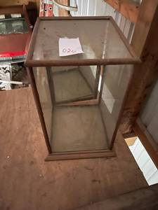 lot 024 image: Display case