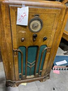 lot 032 image: Stewart warber console radio