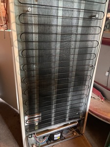 lot 602 image: Whirlpool refrigerator  freezer worked when last used, plugged in and appears fine.