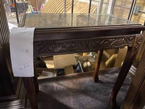 lot 622 image: Oriental themed end table
