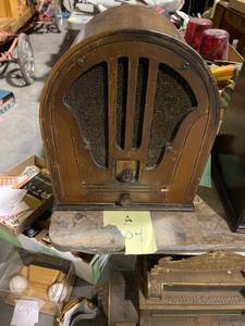 lot 0100 image: PHILCO CATHEDRAL RADIO 1930S